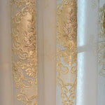 Voilage élégant avec broderies florales dorées, idéal pour ajouter une touche de sophistication à tout intérieur. Ses motifs délicats embellissent la lumière naturelle, créant une ambiance chaleureuse et raffinée. Parfait pour le salon ou la chambre à coucher. Adapté aux décors classiques et modernes. Facile à assortir avec d'autres éléments de décoration intérieure.