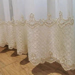 Rideau décoratif blanc avec motifs en dentelle élégants et ourlet festonné, idéal pour ajouter une touche de sophistication à votre intérieur. Parfait pour salon, chambre ou toute autre pièce nécessitant une ambiance raffinée. Dimensions ajustables selon les besoins spécifiques.