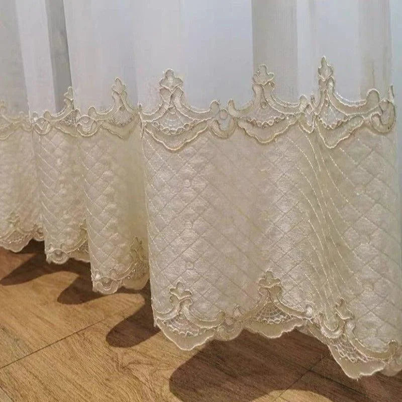 Rideau décoratif blanc avec motifs en dentelle élégants et ourlet festonné, idéal pour ajouter une touche de sophistication à votre intérieur. Parfait pour salon, chambre ou toute autre pièce nécessitant une ambiance raffinée. Dimensions ajustables selon les besoins spécifiques.