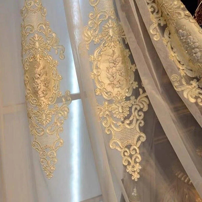 Voilage élégant avec broderie délicate dorée, idéal pour sublimer votre intérieur. Ce rideau raffiné ajoute une touche de luxe à votre décoration, en filtrant la lumière tout en préservant l'intimité. Parfait pour salle de séjour ou chambre à coucher.