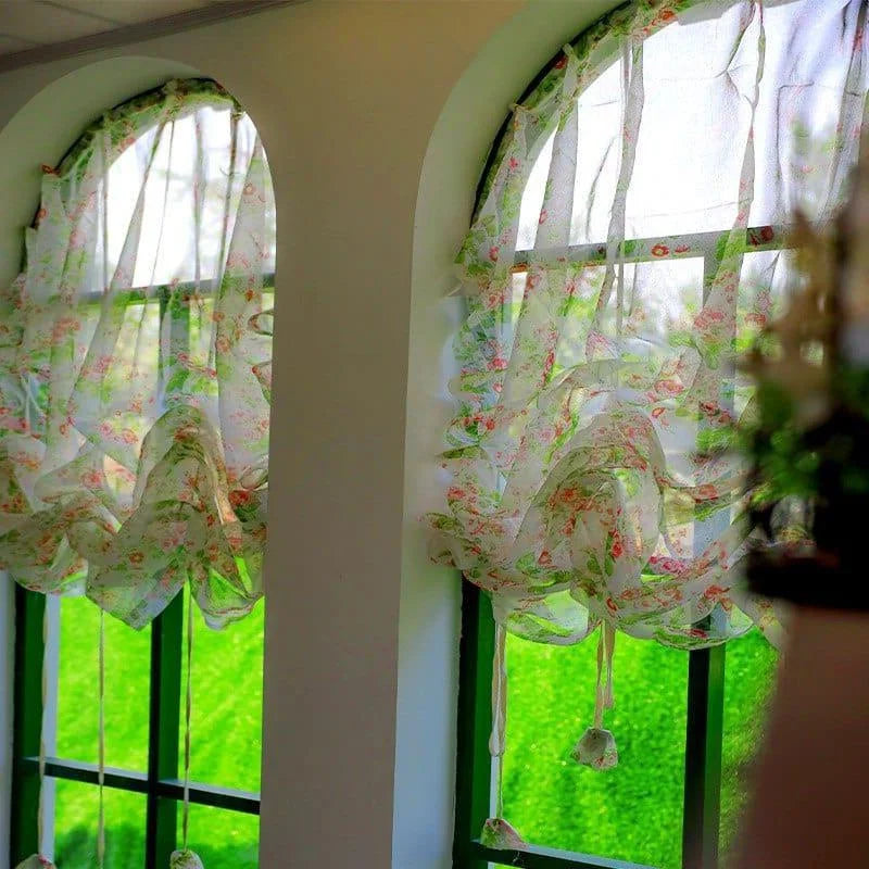 Voilage floral décoratif pour fenêtres arquées, idéal pour ajouter une touche élégante et romantique à votre intérieur. Parfait pour les salons et chambres, ces rideaux à motifs fleuris apportent une ambiance chaleureuse et lumineuse à vos espaces. Découvrez comment ces éléments décoratifs peuvent sublimer votre pièce en filtrant délicatement la lumière naturelle.