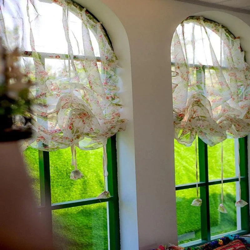 Rideaux romantiques pour fenêtres cintrées, ornés de motifs fleuris délicats, apportant une touche élégante et lumière douce à votre intérieur. Idéals pour créer une ambiance chaleureuse et accueillante dans toute pièce de la maison.