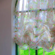 rideau floral transparent champêtre rose vert intimité subtile élégance sophistiquée fenêtres arquées ondulé