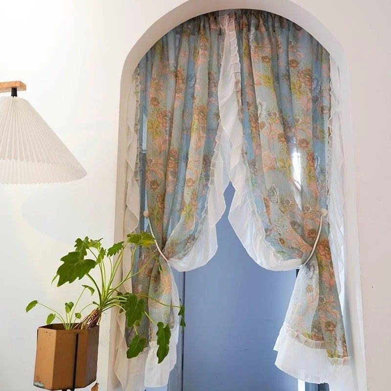 Rideaux élégants à motifs floraux pour fenêtre en arche, ajoutant une touche de charme rétro à votre décoration intérieure. Parfaits pour créer une ambiance lumineuse et accueillante dans votre salon ou chambre à coucher. Accompagnés d'une plante verte décorative et d'un abat-jour élégant, ces éléments subliment l'espace avec raffinement et goût.