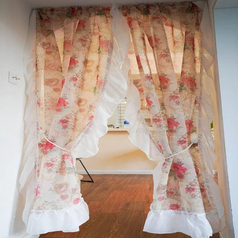 Rideaux décoratifs à motifs fleuris, idéaux pour créer une ambiance chaleureuse et romantique dans votre intérieur. Ces rideaux élargissent l'espace avec leur design floral élégant et subtil. Accessoire parfait pour les portes ou fenêtres, ajoutant une touche de charme classique à toute pièce.