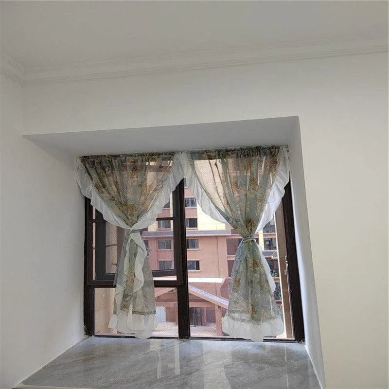 Rideaux élégants floraux pour fenêtre avec nouettes, parfaits pour décorer votre salon ou chambre et apporter une touche de sophistication à votre intérieur. Accessoire de décoration idéal pour créer une ambiance chaleureuse et accueillante.