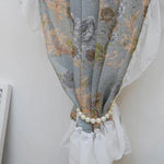 Rideau fleur bleue avec motif floral élégant, idéal pour ajouter une touche de sophistication à la décoration intérieure. Accessoire de maintien perlé, parfait pour une ambiance chic et raffinée dans le salon ou la chambre. Décoration murale élégante et tendance.
