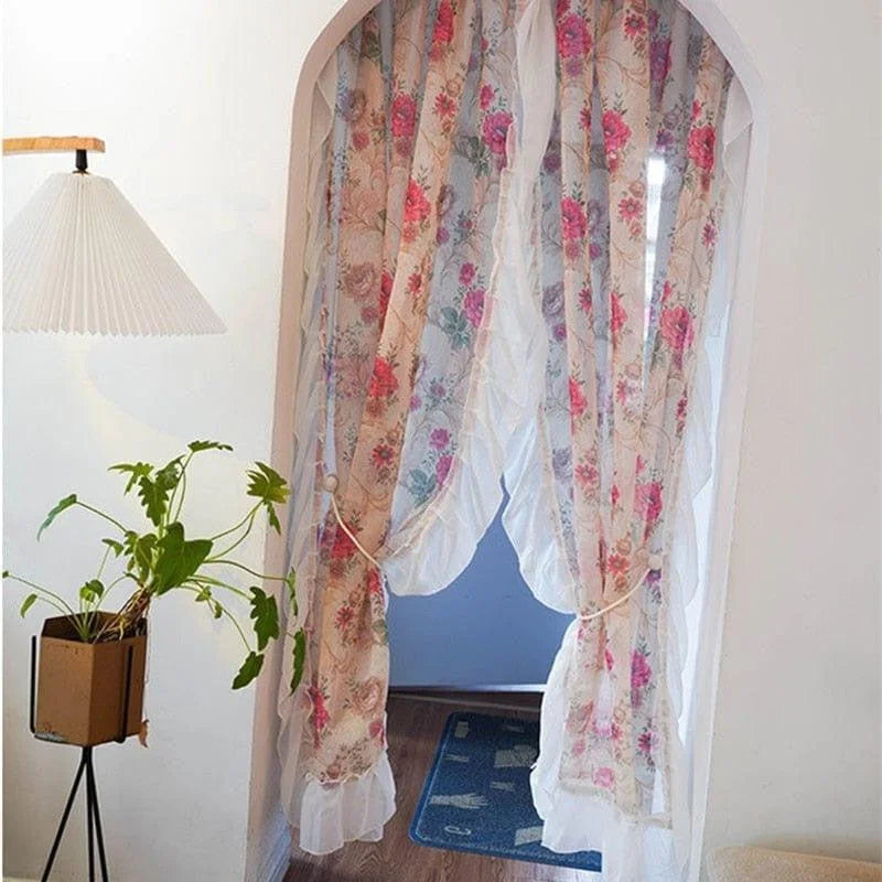 Rideaux fleuris élégants pour intérieur, créant une atmosphère chaleureuse et accueillante. Idéal pour ajouter une touche décorative à vos espaces de vie. Design floral avec des nuances colorées. Accessoire parfait pour sublimer votre décoration intérieure.