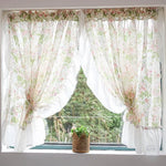 Rideaux déco florale pour cuisine, avec motif de fleurs roses et vertes, créant une ambiance champêtre. Accessoire parfait pour ajouter une touche d'élégance et de douceur à votre intérieur. Élément de décoration idéal pour filtrer la lumière naturellement tout en maintenant une atmosphère lumineuse et accueillante.