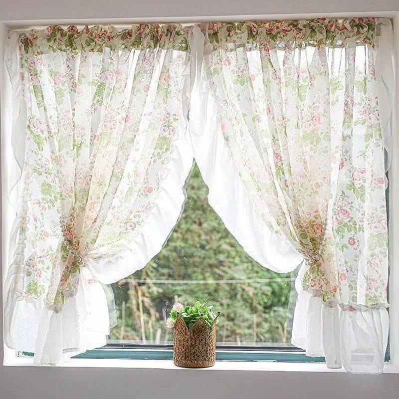Rideaux déco florale pour cuisine, avec motif de fleurs roses et vertes, créant une ambiance champêtre. Accessoire parfait pour ajouter une touche d'élégance et de douceur à votre intérieur. Élément de décoration idéal pour filtrer la lumière naturellement tout en maintenant une atmosphère lumineuse et accueillante.