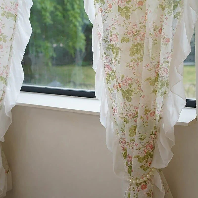 Rideau floral élégant avec motifs de roses, parfait pour ajouter une touche romantique à votre intérieur. Idéal pour les chambres et salons, il laisse passer la lumière naturelle tout en apportant une ambiance chaleureuse et accueillante. Parfait pour une décoration raffinée et classique, ce rideau transformera vos fenêtres en véritables œuvres d'art.