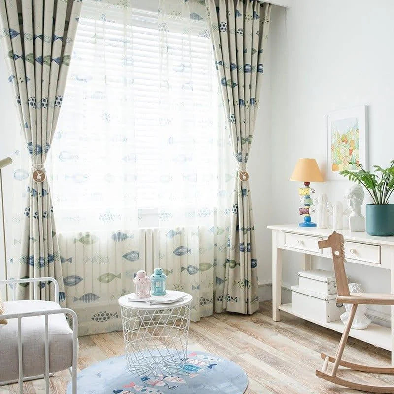 Rideaux élégants à motif de poissons pour chambre d'enfant, apportant une touche ludique et colorée à la décoration intérieure. Ces rideaux offrent une ambiance douce et apaisante, idéale pour créer un espace agréable et personnalisé. чел