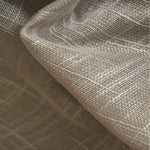 Gros plan sur un tissu naturel de couleur beige avec un motif de tissage fin, idéal pour la confection de rideaux élégants ou de vêtements légers. Ce tissu offre une texture douce et respirante, parfaite pour ajouter une touche de sophistication à toute pièce. Choix parfait pour les projets de couture artisanale.