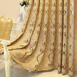 Rideau élégant avec motifs dorés et détails brodés, apportant une touche de luxe à la décoration intérieure. Idéal pour un salon raffiné et chaleureux. L'association de couleurs douces et de motifs complexes crée une ambiance accueillante et sophistiquée, accentuant le charme classique de n'importe quel espace. Parfait pour ceux qui recherchent une décoration intérieure distinguée.