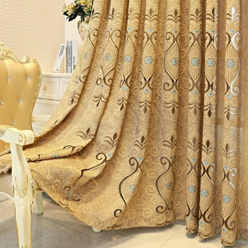 Rideau élégant avec motifs dorés et détails brodés, apportant une touche de luxe à la décoration intérieure. Idéal pour un salon raffiné et chaleureux. L'association de couleurs douces et de motifs complexes crée une ambiance accueillante et sophistiquée, accentuant le charme classique de n'importe quel espace. Parfait pour ceux qui recherchent une décoration intérieure distinguée.