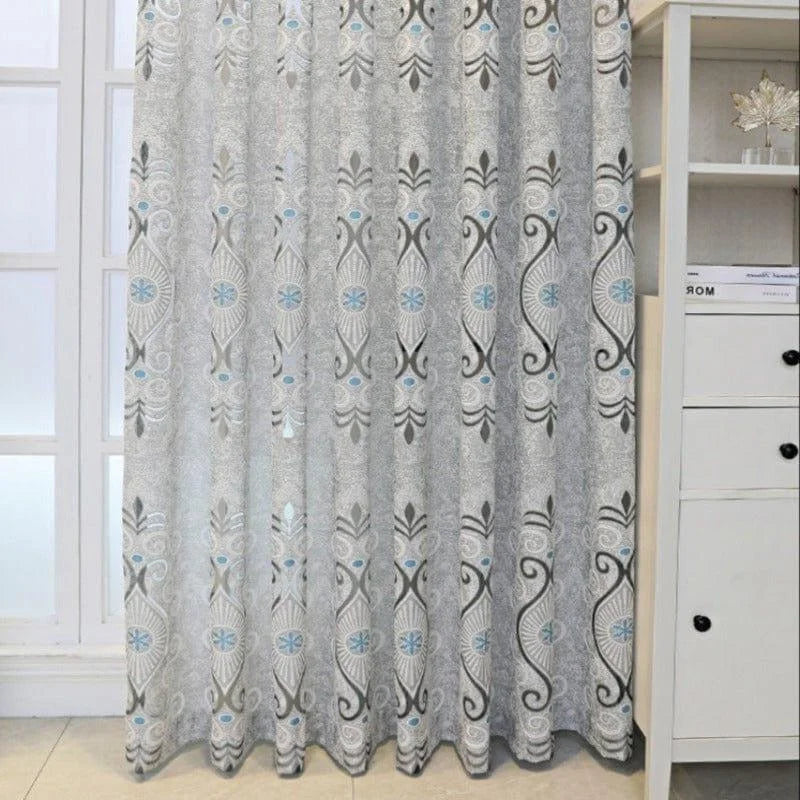 Rideau décoratif moderne avec motifs géométriques et floraux bleus et gris, idéal pour salon ou chambre. Apporte une touche élégante et contemporaine à votre intérieur. Facilite l'intimité tout en embellissant votre espace.