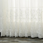 Voilage blanc transparent avec motif floral délicat pour salon ou chambre, ajoutant une touche élégante et lumineuse à votre intérieur tout en préservant votre intimité. Parfait pour une décoration moderne et épurée.
