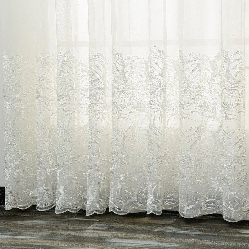 Voilage blanc transparent avec motif floral délicat pour salon ou chambre, ajoutant une touche élégante et lumineuse à votre intérieur tout en préservant votre intimité. Parfait pour une décoration moderne et épurée.