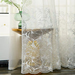 Voilage élégant avec motifs feuillagés pour une ambiance naturelle. Décoration de fenêtre raffinée, idéal pour créer une atmosphère lumineuse et apaisante dans votre intérieur moderne. Accessoire chic pour salon, salle à manger ou chambre, offrant une touche de fraîcheur avec son design inspiré de la nature.