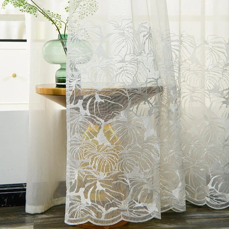 Voilage élégant avec motifs feuillagés pour une ambiance naturelle. Décoration de fenêtre raffinée, idéal pour créer une atmosphère lumineuse et apaisante dans votre intérieur moderne. Accessoire chic pour salon, salle à manger ou chambre, offrant une touche de fraîcheur avec son design inspiré de la nature.