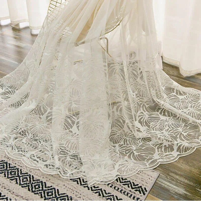 Rideau décoratif transparent avec motif floral élégant pour salon moderne, accentue la luminosité de la pièce. Donne un style chic et aérien à votre intérieur. Parfait pour un aménagement d'intérieur raffiné.