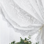 Rideau élégant blanc avec motifs floraux raffinés, idéal pour ajouter une touche de sophistication à votre intérieur. Cette décoration de fenêtre crée une ambiance lumineuse et accueillante dans n'importe quelle pièce, parfaite pour les salons, chambres ou salles à manger. Accessoire chic et intemporel pour un style classique ou moderne.