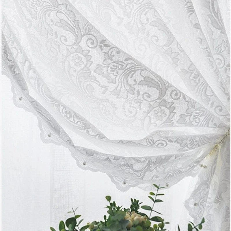 Rideau élégant blanc avec motifs floraux raffinés, idéal pour ajouter une touche de sophistication à votre intérieur. Cette décoration de fenêtre crée une ambiance lumineuse et accueillante dans n'importe quelle pièce, parfaite pour les salons, chambres ou salles à manger. Accessoire chic et intemporel pour un style classique ou moderne.