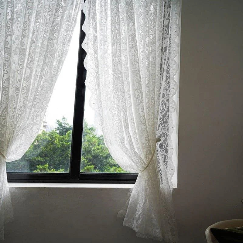 Voilage élégant blanc pour fenêtre, ajoutant une touche de raffinement à votre intérieur. Ce rideau avec motifs délicats offre luminosité et intimité, idéal pour salon, chambre ou bureau. Découvrez l'harmonie entre design et confort.