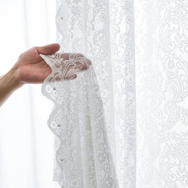 Voilage élégant avec motifs floraux, idéal pour ajouter une touche sophistiquée à votre intérieur. Ce rideau blanc offre une ambiance lumineuse et aérée, tout en préservant votre intimité. Parfait pour le salon ou la chambre à coucher, cet accessoire décoratif transformera votre espace de vie en un lieu chaleureux et accueillant.