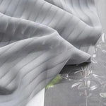 Voilage gris élégant aux motifs de rayures subtiles, idéal pour apporter une touche moderne et légère à votre intérieur. Parfait pour filtrer la lumière tout en préservant votre intimité, ce rideau s'harmonise facilement avec tout type de décoration. Un choix raffiné pour habiller vos fenêtres avec élégance et style.