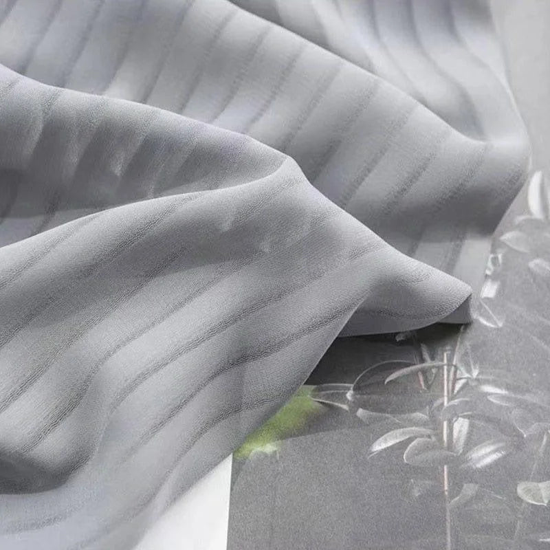 Voilage gris élégant aux motifs de rayures subtiles, idéal pour apporter une touche moderne et légère à votre intérieur. Parfait pour filtrer la lumière tout en préservant votre intimité, ce rideau s'harmonise facilement avec tout type de décoration. Un choix raffiné pour habiller vos fenêtres avec élégance et style.