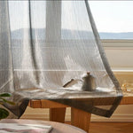 Voilage élégant pour fenêtre, apportant une luminosité douce à la pièce, parfait pour une décoration intérieure moderne et minimaliste. Idéal pour la salle à manger ou le salon, ce rideau translucide offre une vue sur l'extérieur tout en préservant l'intimité. Accessoire parfait pour un aménagement intérieur chic et accueillant.