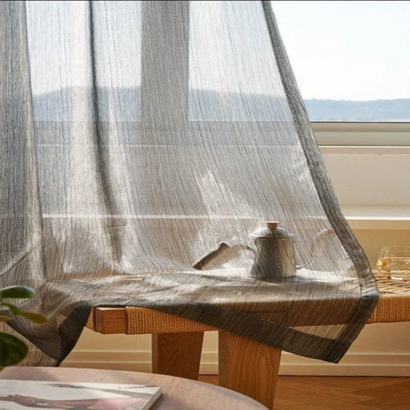 Voilage élégant pour fenêtre, apportant une luminosité douce à la pièce, parfait pour une décoration intérieure moderne et minimaliste. Idéal pour la salle à manger ou le salon, ce rideau translucide offre une vue sur l'extérieur tout en préservant l'intimité. Accessoire parfait pour un aménagement intérieur chic et accueillant.