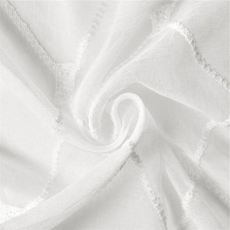 Tissu blanc délicatement drapé avec des coutures visibles, parfait pour la confection de vêtements légers et élégants, assurant une allure chic et intemporelle.