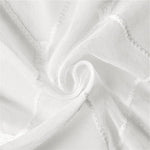 Tissu blanc délicatement drapé avec des coutures visibles, parfait pour la confection de vêtements légers et élégants, assurant une allure chic et intemporelle.