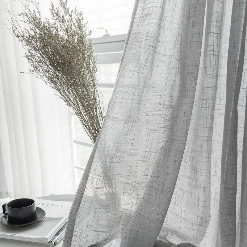 Voilage élégant et moderne pour salon, apportant une touche de sophistication à votre décoration intérieure. Ce rideau translucide permet de diffuser la lumière naturelle tout en préservant l'intimité, parfait pour créer une ambiance chaleureuse et accueillante. Accessoire idéal pour sublimer vos fenêtres et ajouter une note contemporaine à votre espace de vie.