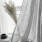 Voilage élégant et moderne pour salon, apportant une touche de sophistication à votre décoration intérieure. Ce rideau translucide permet de diffuser la lumière naturelle tout en préservant l'intimité, parfait pour créer une ambiance chaleureuse et accueillante. Accessoire idéal pour sublimer vos fenêtres et ajouter une note contemporaine à votre espace de vie.