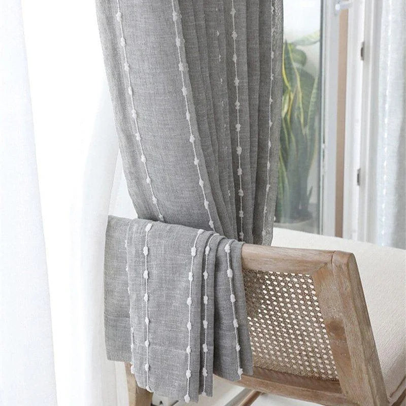 Rideau gris avec motifs linéaires, élégant et moderne, parfait pour la décoration intérieure. Idéal pour apporter une touche contemporaine à votre salon ou chambre à coucher, tout en filtrant délicatement la lumière naturelle. Complément esthétique pour un environnement apaisant et stylisé.