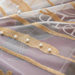 Voile décoratif élégant avec des détails dorés et des perles raffinées, idéal pour ajouter une touche de luxe à votre décoration intérieure. Parfait pour les rideaux, les nappes ou les projets de bricolage créatifs.