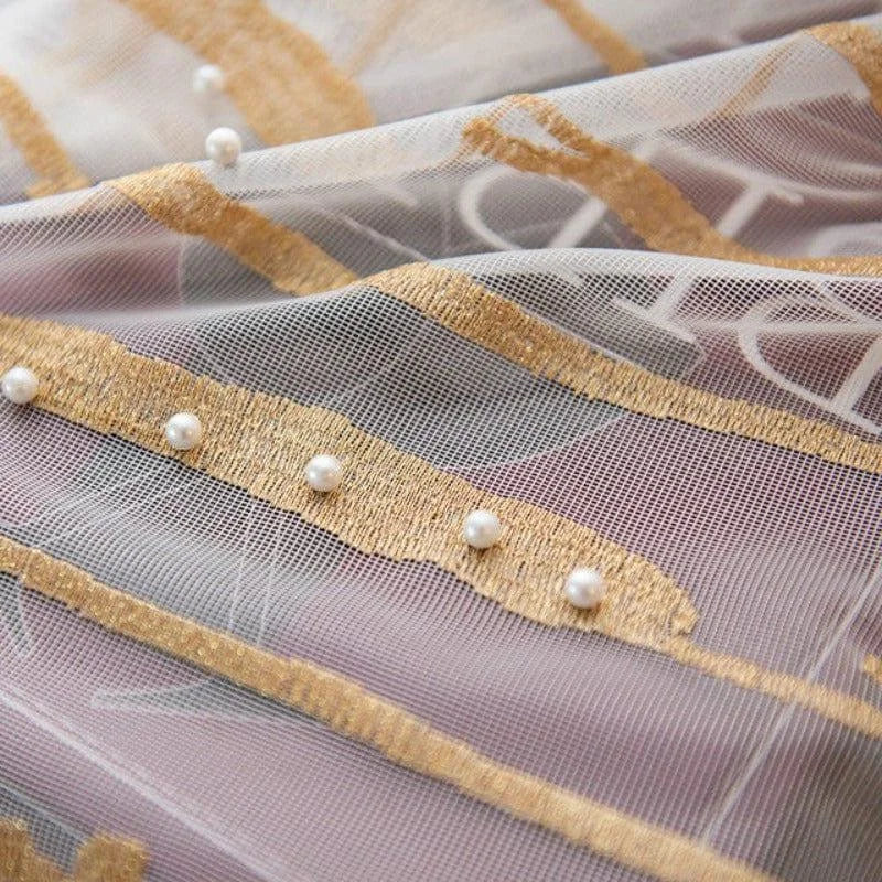 Voile décoratif élégant avec des détails dorés et des perles raffinées, idéal pour ajouter une touche de luxe à votre décoration intérieure. Parfait pour les rideaux, les nappes ou les projets de bricolage créatifs.