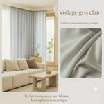 Salon cosy décoré avec des voilages gris clair assortis à un canapé crème et des accents bois naturels, accompagné d’un gros plan sur le tissu du rideau.