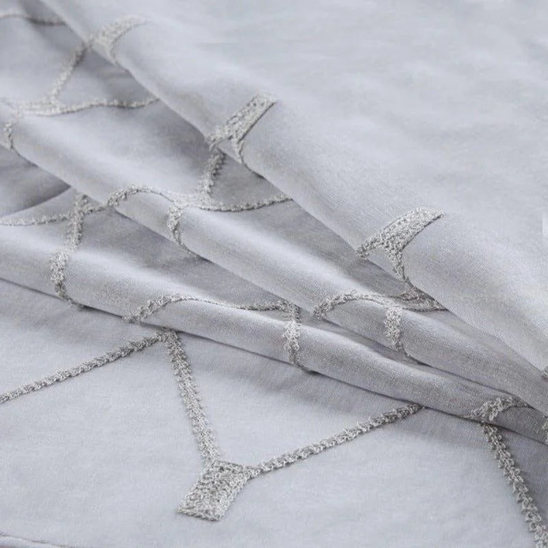 Drap gris avec motifs géométriques. Design raffiné idéal pour une chambre moderne. Élégance et style pour une décoration intérieure soignée. Parfait pour un look épuré et contemporain.