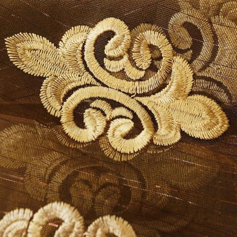 Broderie élégante avec motif doré sur fond marron, apportant une touche sophistiquée et décorative pour un intérieur raffiné. Design ornemental idéal pour embellir les textiles d'ameublement ou les accessoires de décoration.