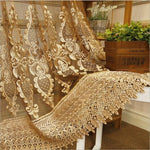 Rideau brodé élégant avec motifs floraux complexes, idéal pour apporter une touche décorative et sophistiquée à votre intérieur. Parfait pour habiller les fenêtres du salon ou de la chambre avec raffinement. Découvrez la beauté de cet élément de décoration unique qui crée une ambiance chaleureuse et accueillante.