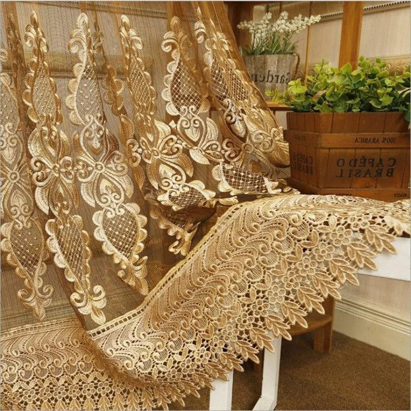 Rideau brodé élégant avec motifs floraux complexes, idéal pour apporter une touche décorative et sophistiquée à votre intérieur. Parfait pour habiller les fenêtres du salon ou de la chambre avec raffinement. Découvrez la beauté de cet élément de décoration unique qui crée une ambiance chaleureuse et accueillante.