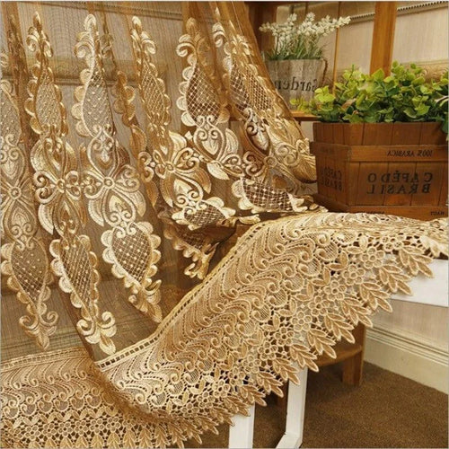 Rideau brodé élégant avec motifs floraux complexes, idéal pour apporter une touche décorative et sophistiquée à votre intérieur. Parfait pour habiller les fenêtres du salon ou de la chambre avec raffinement. Découvrez la beauté de cet élément de décoration unique qui crée une ambiance chaleureuse et accueillante.