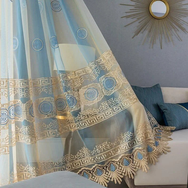 Rideau élégant aux motifs brodés, idéal pour ajouter une touche raffinée à votre intérieur. Décorations géométriques et florales en bleu et doré, parfait pour un salon ou une chambre moderne. Accessoire décoratif qui diffuse une lumière douce, rehaussant l'ambiance chaleureuse de la pièce. Combinaison harmonieuse de couleurs et de motifs pour embellir vos fenêtres.