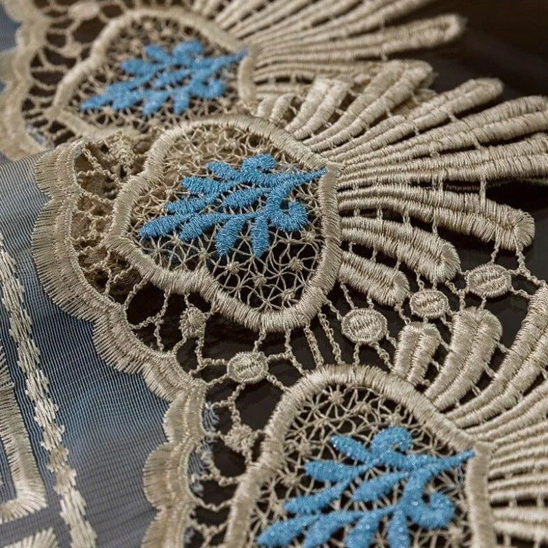 Broderie complexe avec motif floral bleu et beige, parfaite pour la décoration intérieure ou la confection de vêtements sur mesure. Design élégant et détaillé, idéal pour les projets créatifs nécessitant une touche raffinée et sophistiquée. Accessoire décoratif polyvalent pour embellir vos créations textiles.