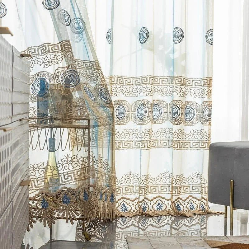 Voilage élégant avec motifs brodés pour décoration intérieure, idéal pour habiller vos fenêtres avec style et raffinement. Design sophistiqué avec motifs géométriques bleus et beiges. Apportez une touche de charme à votre salon ou chambre à coucher. Accessoire indispensable pour une ambiance chaleureuse et accueillante. Parfait pour tamiser la lumière tout en conservant une esthétique moderne et chic.