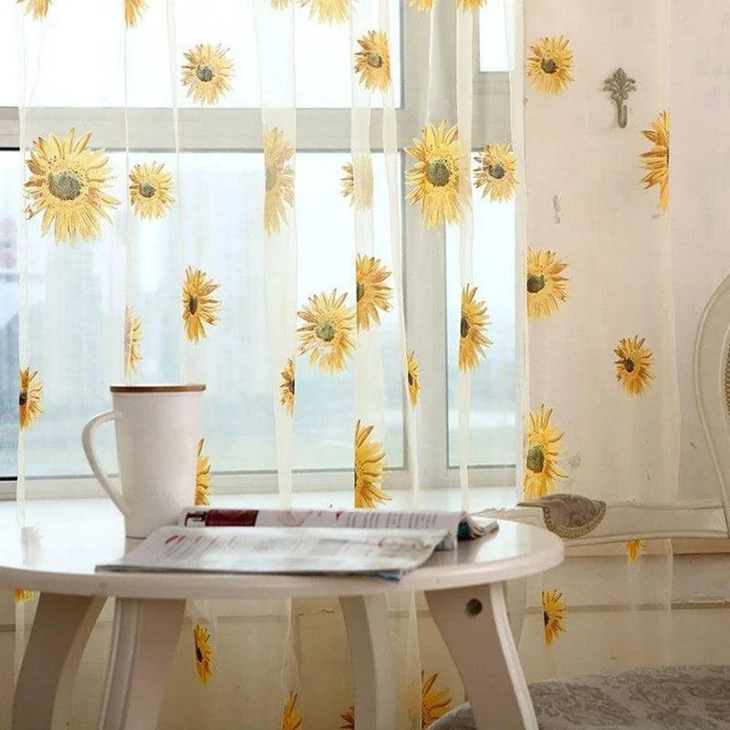 Rideaux transparents avec motifs de tournesols jaunes, ajoutant une touche de fraîcheur et de lumière à la décoration intérieure. Idéal pour égayer un salon ou une chambre avec style. Accessoires décoratifs qui filtrent subtilement la lumière naturelle, créant une ambiance chaleureuse.